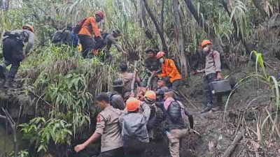 Jenazah korban saat dievakuasi tim SAR gabungan di puncak gunung api Dukono Halmahera Utara, Minggu, 10 Mei 2026