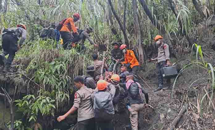 Jenazah korban saat dievakuasi tim SAR gabungan di puncak gunung api Dukono Halmahera Utara, Minggu, 10 Mei 2026