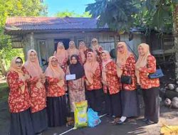 Dharma Wanita Persatuan (DWP) Kota Tidore kepulauan menyalurkan bantuan kepada masyarakat yang membutuhkan di beberapa titik yang ada di Pulau Tidore (2)
