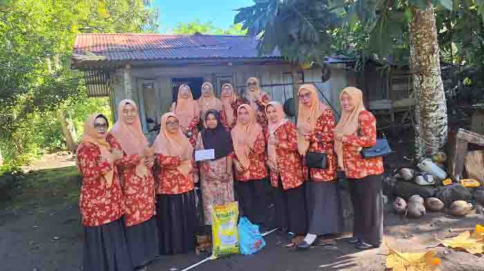 Dharma Wanita Persatuan (DWP) Kota Tidore kepulauan menyalurkan bantuan kepada masyarakat yang membutuhkan di beberapa titik yang ada di Pulau Tidore (2)