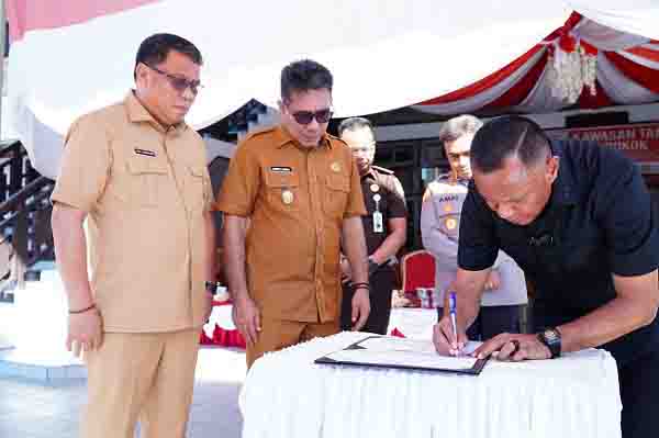 Penandatangan Deklarasi Bersama pada memperingati Hardiknas