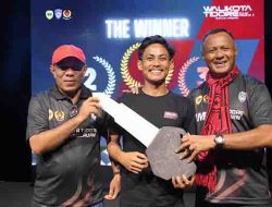 Wali Kota Tidore Kepulauan Muhammad Sinen bersama Wakil Wali Kota Ahmad Laiman menyerahkan duplikat kunci motor