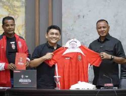 Wali Kota Tidore Kepulauan Muhammad Sinen menerima bingkisan kaos Malut Academy dari Wakil Presiden Malut United Weshley Hutagalung pada pertemuan dengan Tim Malut United U-18 dan U-20