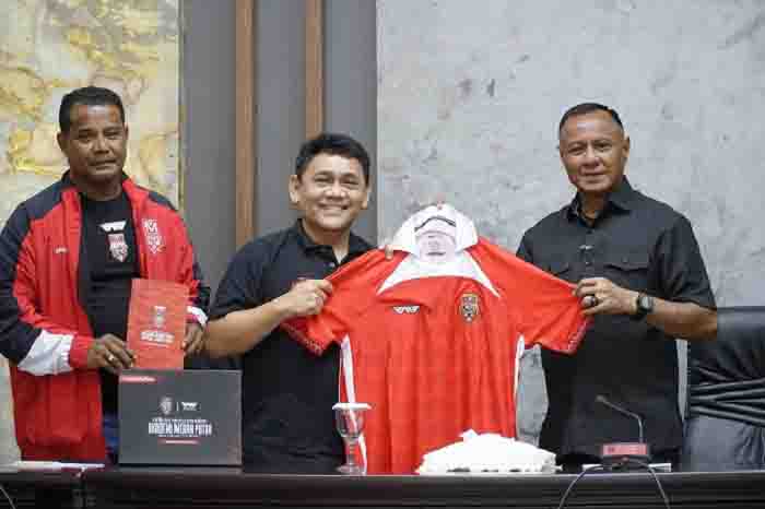 Wali Kota Tidore Kepulauan Muhammad Sinen menerima bingkisan kaos Malut Academy dari Wakil Presiden Malut United Weshley Hutagalung pada pertemuan dengan Tim Malut United U-18 dan U-20