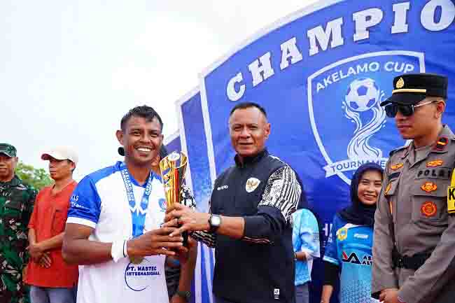 Wali Kota Tidore kepulauan Muhammad Sinen mengangkat Piala bergilir untuk diserahkan kepada Sampoerna FC