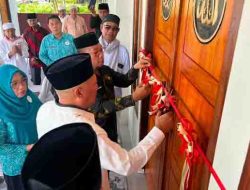 Pemotongan pita sebagai tanda diresmikannya TPQ Nurul Taqwa