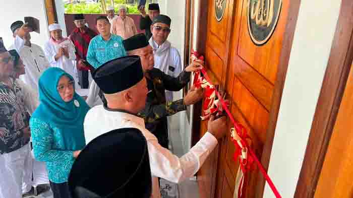 Pemotongan pita sebagai tanda diresmikannya TPQ Nurul Taqwa