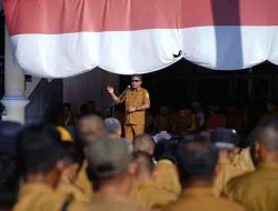 Wakil Wali Kota Tidore Kepulauan Ahmad Laiman menyampaikan sambutan saat memimpin Apel Pagi Gabungan
