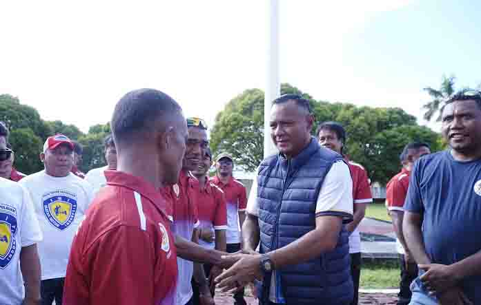 Wali Kota Tidore Kepulauan Muhammad Sinen bersama Kontingen Kota Tidore Kepulauan
