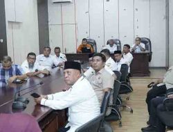 Asisten Sekda Bidang Perekonomian dan Pembangunan Taher Husain memberikan arahan pada Rapat Pembahasan Program Sensus Ekonomi Nasional Tahun 2026 di Ruang Rapat Sekda