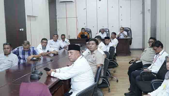 Asisten Sekda Bidang Perekonomian dan Pembangunan Taher Husain memberikan arahan pada Rapat Pembahasan Program Sensus Ekonomi Nasional Tahun 2026 di Ruang Rapat Sekda