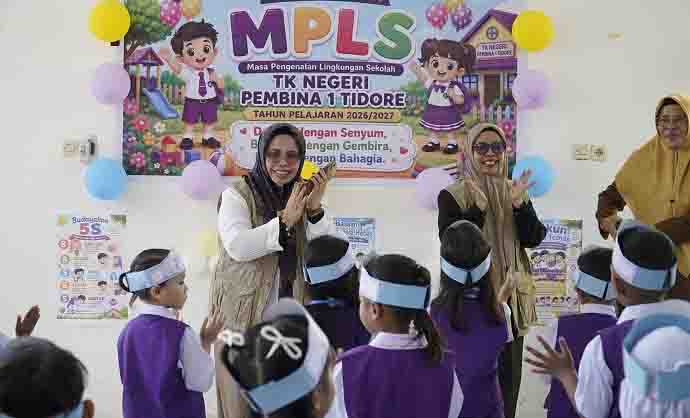 Bunda PAUD Kota Tidore Kepulauan Hj_ Rahmawati Muhammad Sinen bersama Ketua Pokja Bunda PAUD Kota Tidore Ny_ Sumiyati Ahmad Laiman melakukan monitoring MPLS