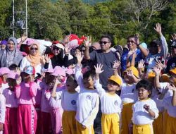 Foto bersama para peringatan Hari Anak Nasional Tahun 2026 di Pantai Tugulufa