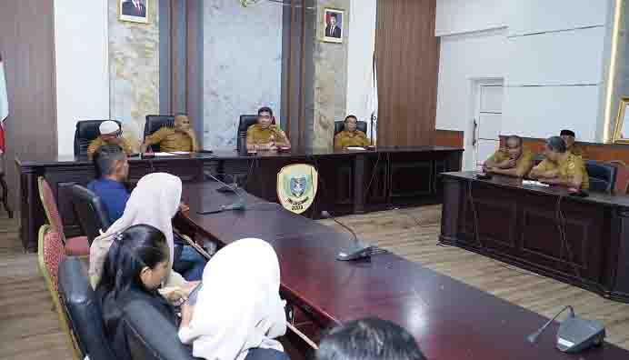 Wakil Wali Kota Tidore Kepulauan Ahmad Laiman menyampaikan arahan pada tatap muka sekaligus hearing dengan sejumlah perangkat Desa se-Kota Tidore Kepulauan