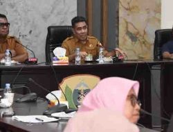 Wakil Walikota Tidore Kepulauan Ahmad Laiman menyampaikan arahan pada Rapat Tim Penyusunan Profil Keanekaragaman Hayati di ruang rapat Kantor Walikota