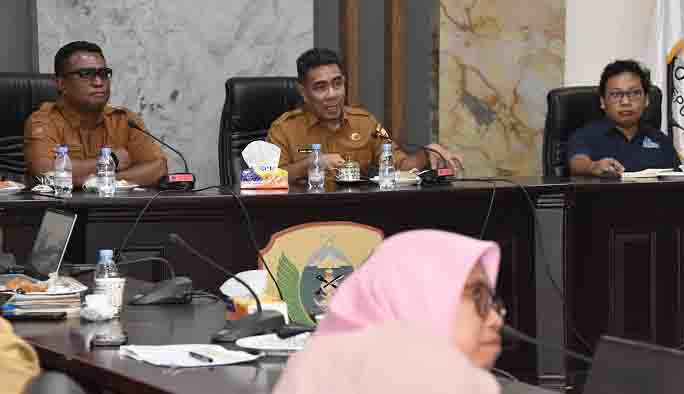 Wakil Walikota Tidore Kepulauan Ahmad Laiman menyampaikan arahan pada Rapat Tim Penyusunan Profil Keanekaragaman Hayati di ruang rapat Kantor Walikota