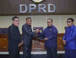 Wali Kota Tidore Kepulauan Muhammad Sinen didampingi Wakil Wali Kota Ahmad Laiman menerima naskah Keputusan DPRD Kota tidore Kepulauan dari Ketua DPRD Kota Tidore Kepulauan H. Ade pada Kama