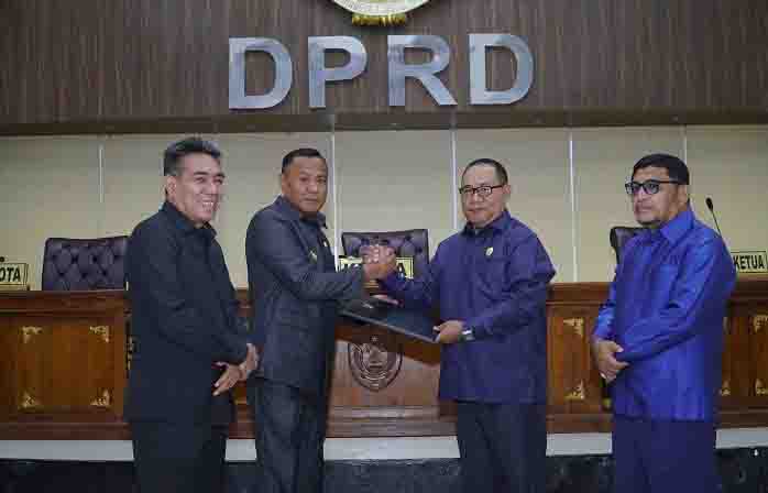Wali Kota Tidore Kepulauan Muhammad Sinen didampingi Wakil Wali Kota Ahmad Laiman menerima naskah Keputusan DPRD Kota tidore Kepulauan dari Ketua DPRD Kota Tidore Kepulauan H. Ade pada Kama