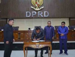 Wali Kota Tidore Kepulauan Muhammad Sinen didampingi Wakil Wali Kota Tidore Kepulauan Ahmad Laiman menandatangani Berita acara Ranperda tentang Laporan Pertanggungjawaban APBD Tahun Anggaran 2025