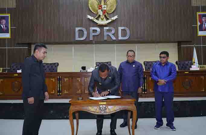 Wali Kota Tidore Kepulauan Muhammad Sinen didampingi Wakil Wali Kota Tidore Kepulauan Ahmad Laiman menandatangani Berita acara Ranperda tentang Laporan Pertanggungjawaban APBD Tahun Anggaran 2025