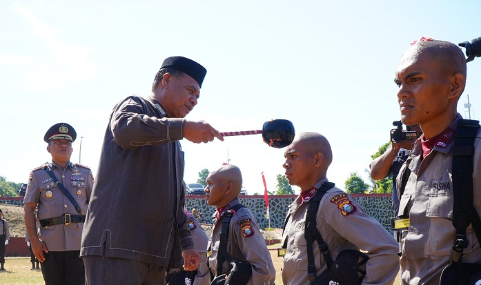 Wali Kota Tidore Kepulauan diwakili Staf Ahli Wali Kota Bidang Ekonomi Pembangunan dan Keuangan H Abdul Hakim Adjam melakukan tradisi Siraman