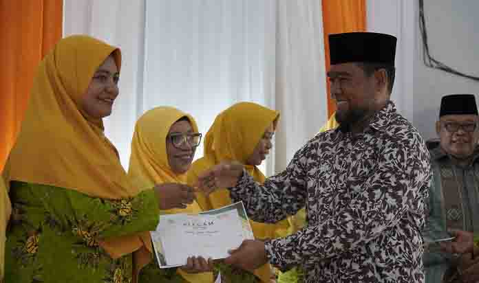 Asisten Sekretaris Daerah Bidang Administrasi Umum Sofyan Saraha memberikan sambutan pada peringatan Milad ke-109 Aisyiyah sekaligus menyerahkan piagam