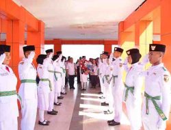Para Anggota Paskibraka Kota Tidore Kepulauan memberikan penghormatan kepada Anggota Paskibraka Nasional Mardhatilla Andeka Putri perwakilan dari kota Tidore kepulauan