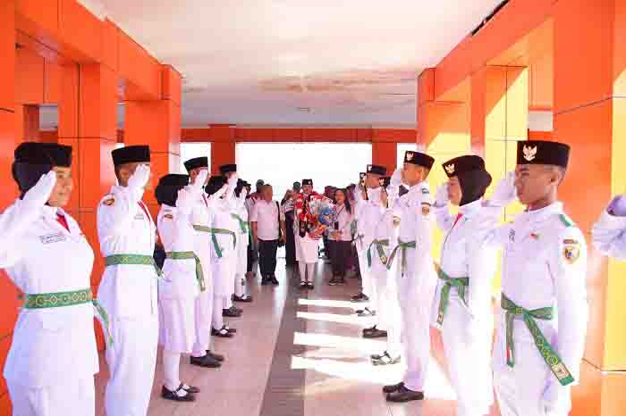 Para Anggota Paskibraka Kota Tidore Kepulauan memberikan penghormatan kepada Anggota Paskibraka Nasional Mardhatilla Andeka Putri perwakilan dari kota Tidore kepulauan