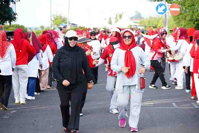 Pertemuan Rutin yang dirangkaikan dengan Senam Bersama, lalu dilanjutkan dengan Penggalangan Dana (3)