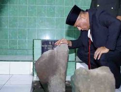 Wali Kota Muhammad Sinen saat melakukan ziarah