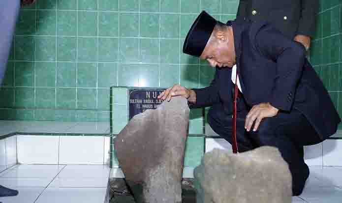 Wali Kota Muhammad Sinen saat melakukan ziarah