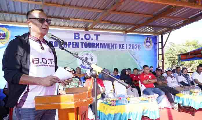 Wali Kota Tidore Kepulauan Muhammad Sinen membuka perhelatan sepak bola akbar Barumadoe Open Tournament Ke-I Tahun 2026