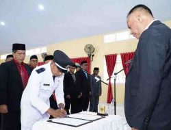 Wali Kota Tidore Kepulauan Muhammad Sinen menyaksikan penandatanganan berita acara
