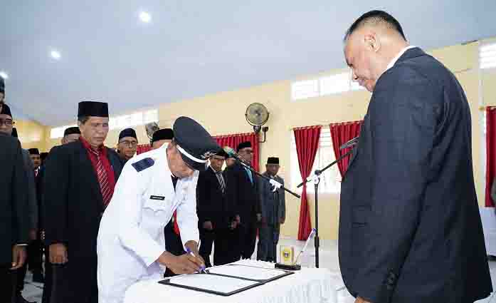 Wali Kota Tidore Kepulauan Muhammad Sinen menyaksikan penandatanganan berita acara