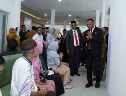Wali Kota Tidore Kepulauan Muhammad Sinen menyapa sejumlah pengunjung yang mengantri untuk melakukan pemeriksaan di salah satu Poliklinik usai melakukan peresmian