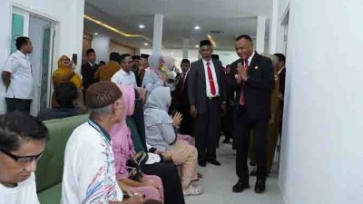 Wali Kota Tidore Kepulauan Muhammad Sinen menyapa sejumlah pengunjung yang mengantri untuk melakukan pemeriksaan di salah satu Poliklinik usai melakukan peresmian