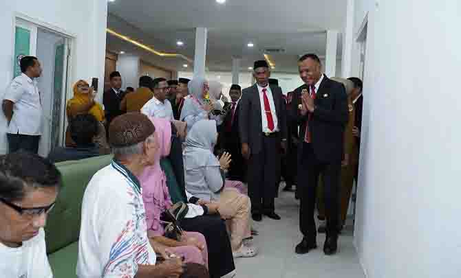 Wali Kota Tidore Kepulauan Muhammad Sinen menyapa sejumlah pengunjung yang mengantri untuk melakukan pemeriksaan di salah satu Poliklinik usai melakukan peresmian