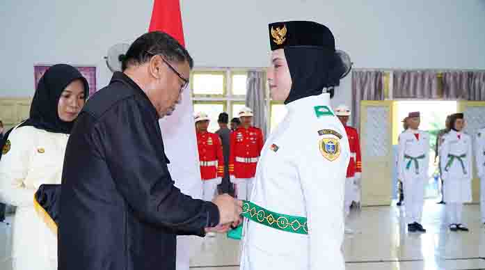 Wali Kota Tidore Kepulauan diwakili Sekretaris Daerah Kota Tidore Kepulauan H. Ismail Dukomalamo selaku Pembina Upacara menyematkan lencana dan memasang kendit kepada anggota Paskibraka