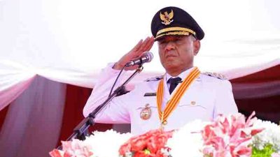 Wali Kota Tidore Muhammad Sinen selaku Inspektur Upacara