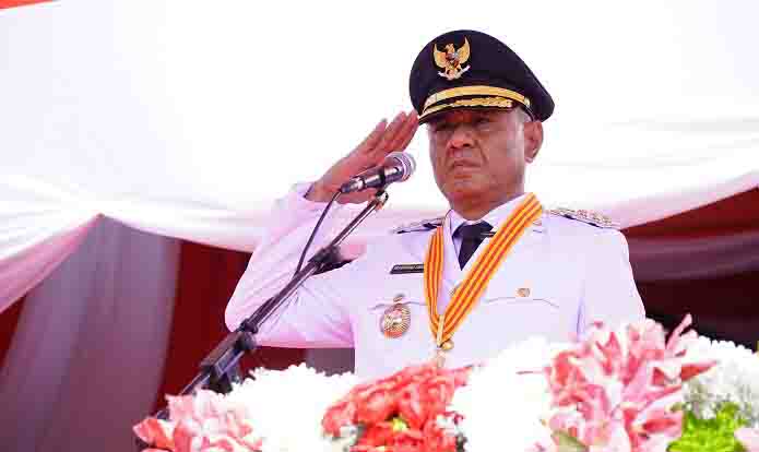 Wali Kota Tidore Muhammad Sinen selaku Inspektur Upacara