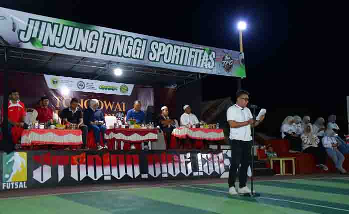 Wakil walikota Tidore Kepulauan Ahmad Laiman Memberikan Sambutan Sekaligus Menutup Dengan Resmi Tongowai Futsal Championship Pemuda Pelajar Tongowai di Lapangan Futsal Kelurahan Tongowai
