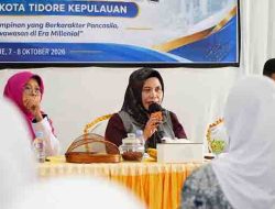 Ketua Tim Penggerak PKK Kota Tidore Kepulauan Hj. Rahmawati Muhammad Sinen saat menjadi Narasumber