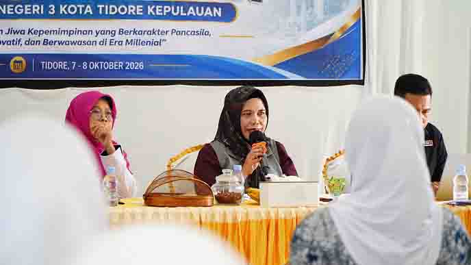 Ketua Tim Penggerak PKK Kota Tidore Kepulauan Hj. Rahmawati Muhammad Sinen saat menjadi Narasumber
