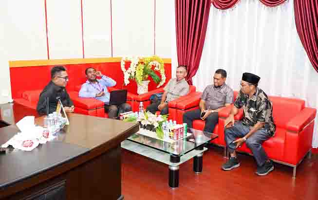 Komisi Informasi Malut Isra Muksin bersama rombongan di ruang kerja Wakil Wali Kota Tidore