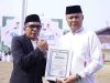 Muhammad Sinen Dianugerahi Pemimpin Peduli Pesantren