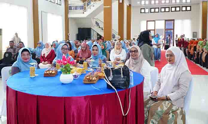 Ketua Tim Penggerak PKK Kota Tidore Kepulauan Hj. Rahmawati Muhammad Sinen beserta seluruh pengurus mengikuti Seminar Parenting